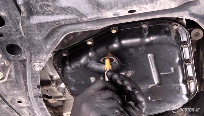 Toyota Corolla 1.8 - procedimento troca de óleo transmissão CVT - reinstalando tubo de verificação de nível de óleo