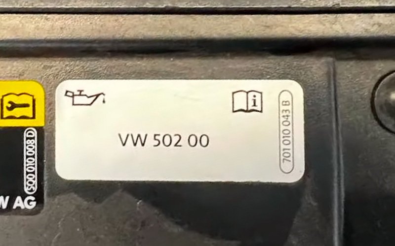 Etiqueta no cofre do motor de um Jeta 1.4 2018 TSI.