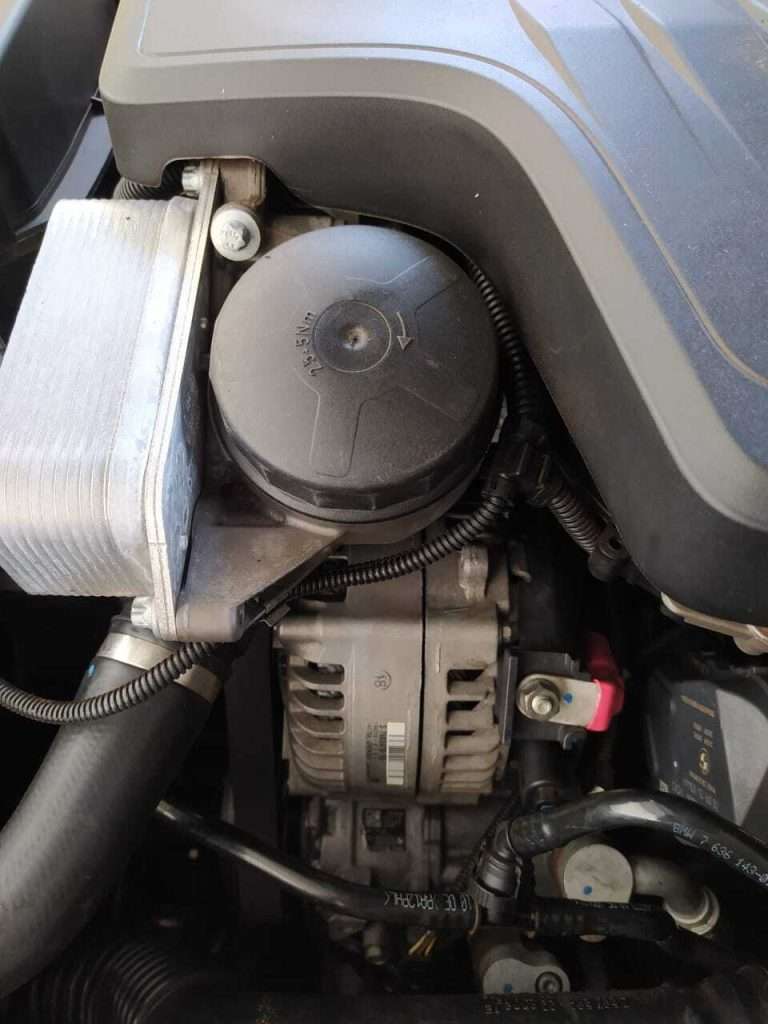 localização do alternador e do filtro de óleo do motor da bmw 328i